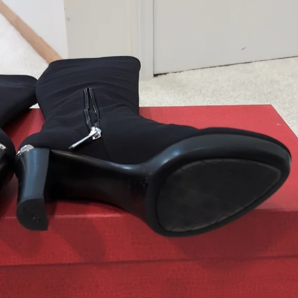 Donald J. Pliner Elegant Black Heeled Boots - Picture 6 of 11